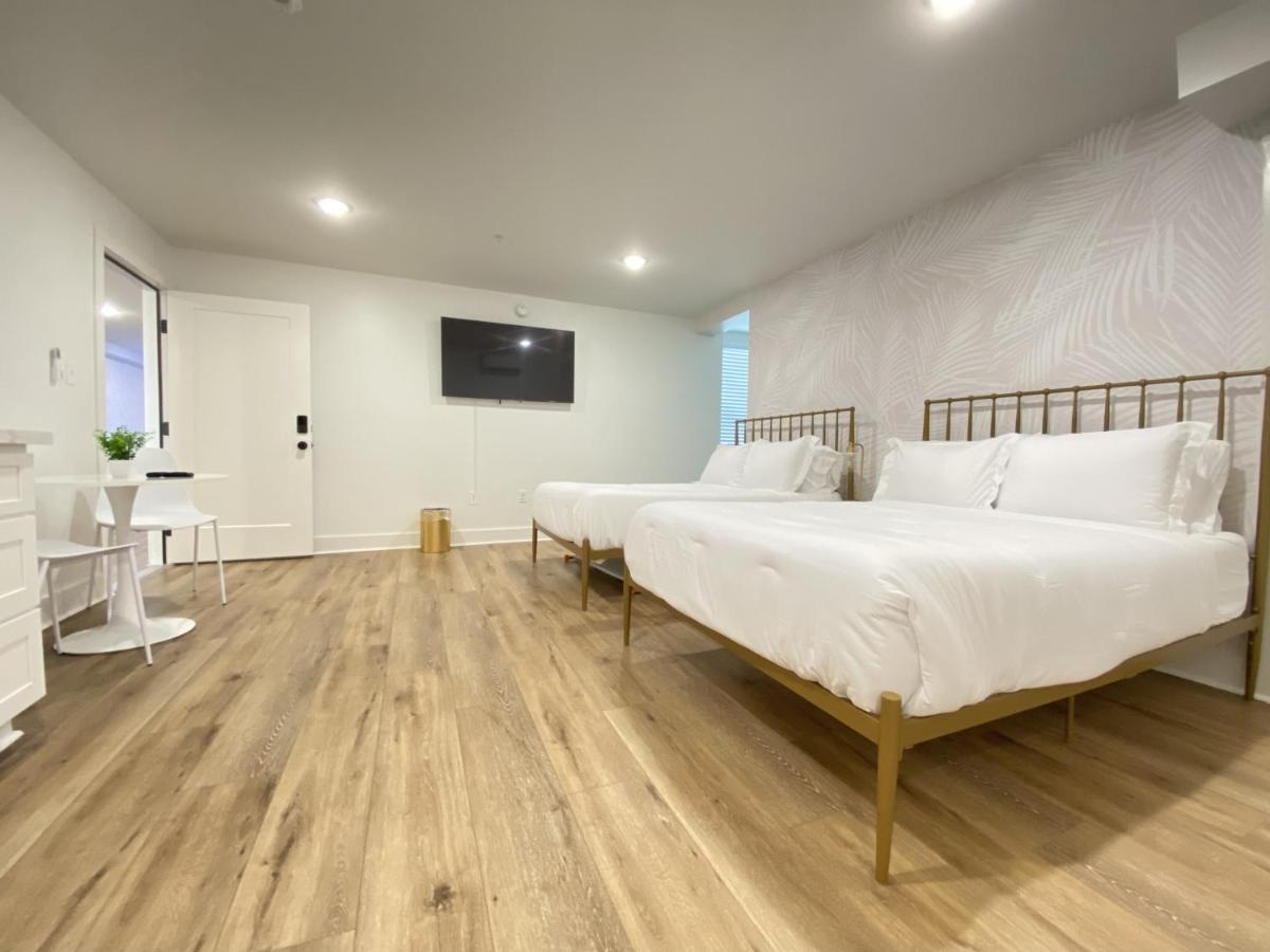 Tropical Springs Studio Apartment Two Queen Beds Galveston Bagian luar foto