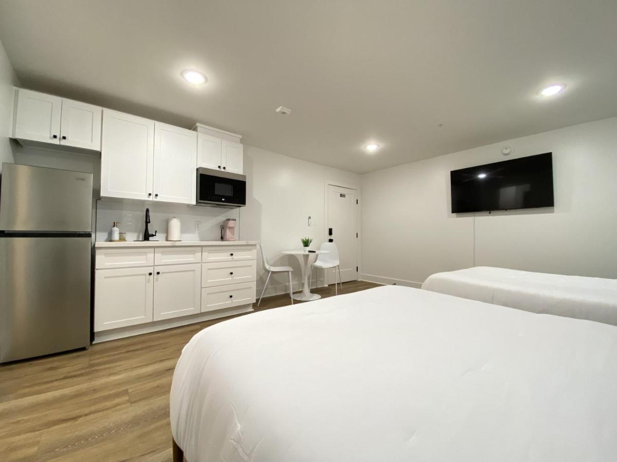 Tropical Springs Studio Apartment Two Queen Beds Galveston Bagian luar foto