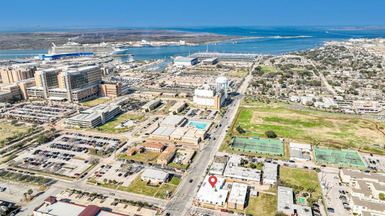 Tropical Springs Studio Apartment Two Queen Beds Galveston Bagian luar foto